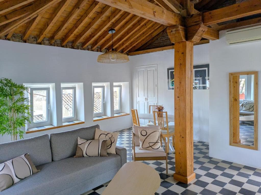 Salón con vigas de madera del apartamento Torre San Juan
