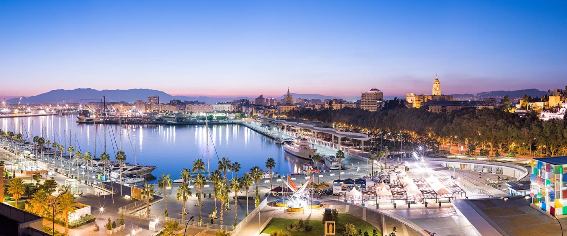 El puerto de Málaga y la Catedral al atardecer, desde Muelle Uno